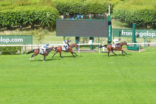 Photo d'arrivée de la course pmu PRIX DES CÔTEAUX DE SAINT-CLOUD à SAINT CLOUD le Dimanche 4 juillet 2021