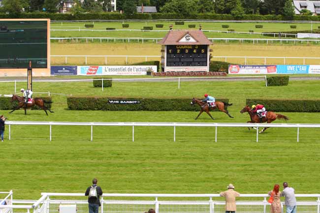 Photo d'arrivée de la course pmu PRIX BIEN-ETRE ET ALIMENTATION (PRIX DU CASINO) à CLAIREFONTAINE le Lundi 5 juillet 2021