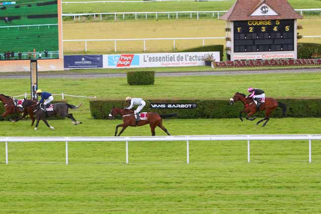 Photo d'arrivée de la course pmu PRIX BIEN-ETRE DES CHEVAUX (PRIX DU DOUET) à CLAIREFONTAINE le Lundi 5 juillet 2021