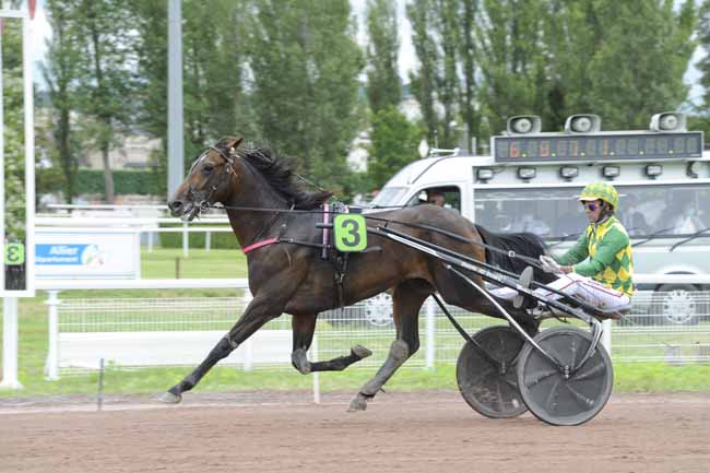 Photo d'arrivée de la course pmu PRIX JÉRÔME SALAMANI à VICHY le Mardi 6 juillet 2021