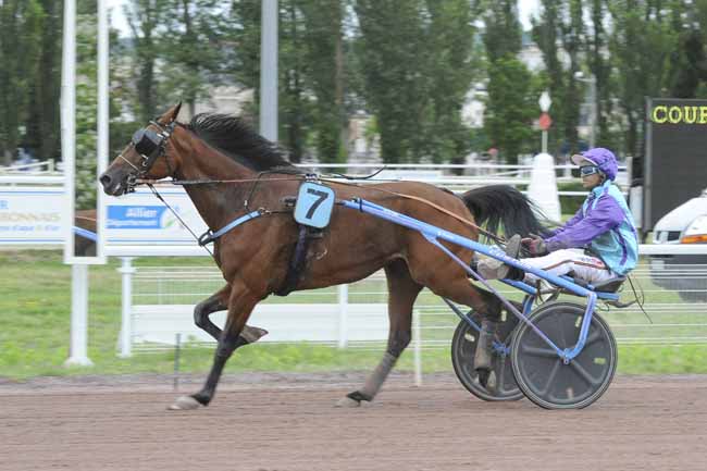 Photo d'arrivée de la course pmu PRIX HIPPOCENTER (PRIX DE L'ILE DE FRANCE) à VICHY le Mardi 6 juillet 2021