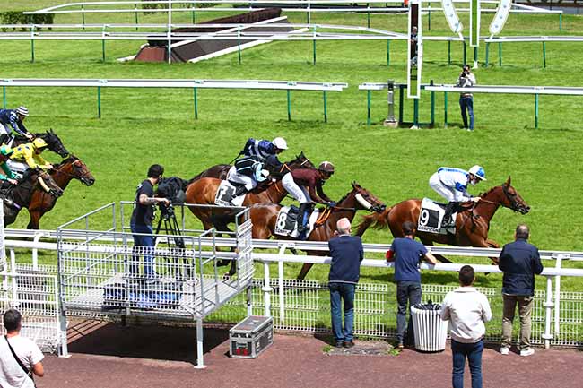 Photo d'arrivée de la course pmu PRIX PALOMELLE à COMPIEGNE le Mardi 6 juillet 2021