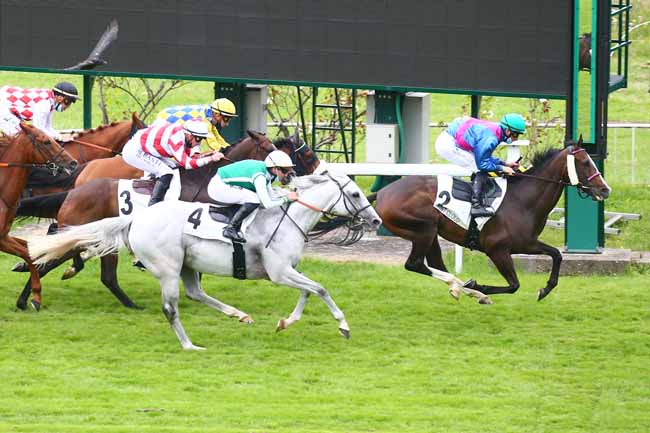 Photo d'arrivée de la course pmu PRIX D'AINCOURT à SAINT CLOUD le Vendredi 9 juillet 2021