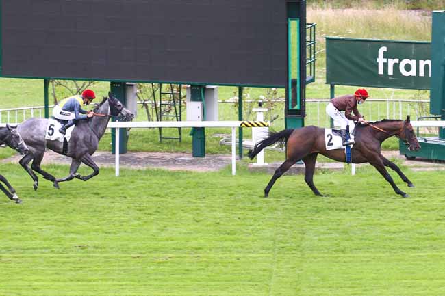 Photo d'arrivée de la course pmu PRIX VATELLOR à SAINT CLOUD le Vendredi 9 juillet 2021