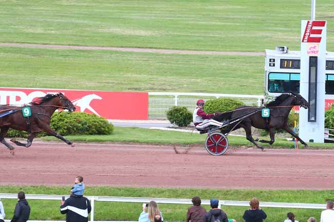 Photo d'arrivée de la course pmu PRIX DE BERLIN à ENGHIEN le Samedi 10 juillet 2021