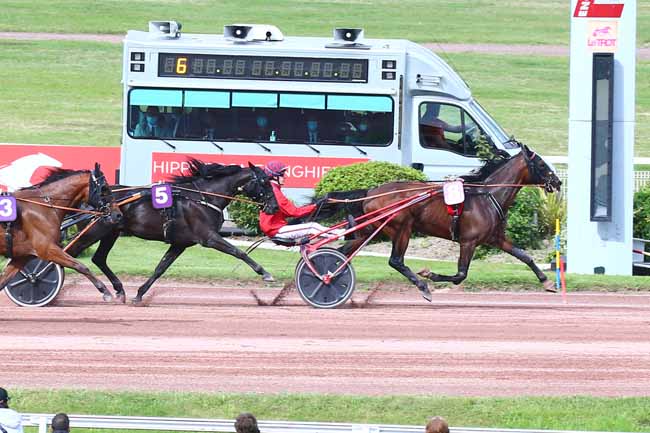 Photo d'arrivée de la course pmu PRIX DU MOULIN ROUGE à ENGHIEN le Samedi 10 juillet 2021