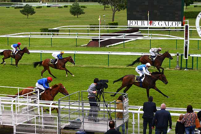 Photo d'arrivée de la course pmu PRIX FREEDONIA à COMPIEGNE le Samedi 10 juillet 2021