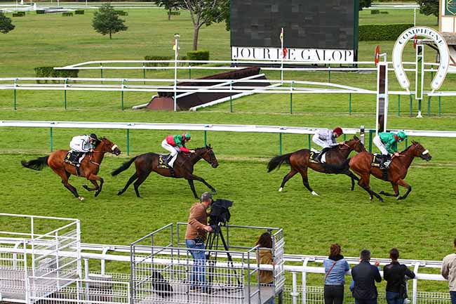 Photo d'arrivée de la course pmu PRIX DE HAUTEFONTAINE à COMPIEGNE le Samedi 10 juillet 2021