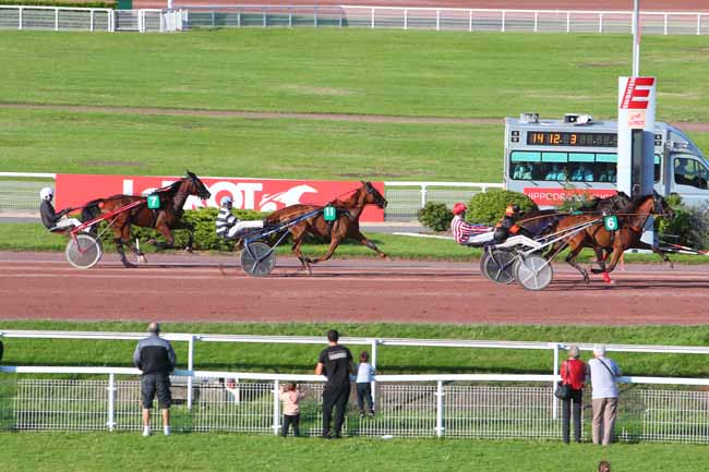 Photo d'arrivée de la course pmu PRIX D'ESCUROLLES à ENGHIEN le Jeudi 15 juillet 2021