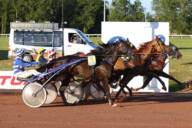 Photo d'arrivée de la course pmu GRAND NATIONAL DU TROT  à LES SABLES D'OLONNE le Vendredi 16 juillet 2021