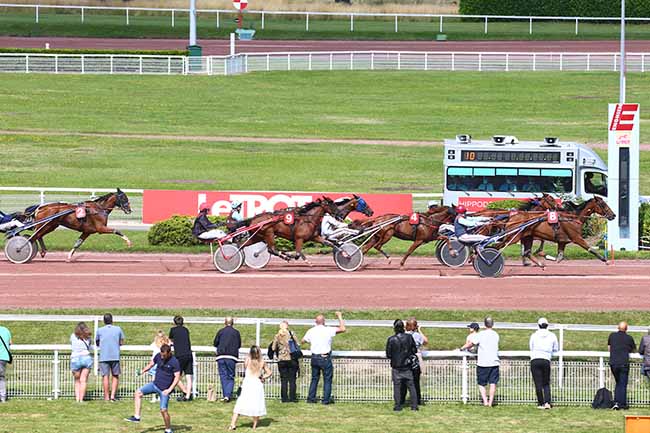 Photo d'arrivée de la course pmu PRIX D'UZERCHE à ENGHIEN le Samedi 17 juillet 2021