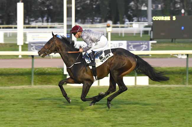 Photo d'arrivée de la course pmu PRIX VICHY LABORATOIRES (PRIX MICHEL HENOCHSBERG) à VICHY le Mercredi 21 juillet 2021