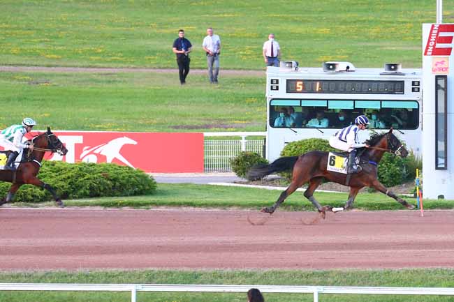 Photo d'arrivée de la course pmu PRIX DE LA PLACE DAUPHINE à ENGHIEN le Mercredi 21 juillet 2021