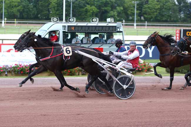 Photo d'arrivée de la course pmu GRAND PRIX DE LA VILLE DE CABOURG à CABOURG le Vendredi 23 juillet 2021