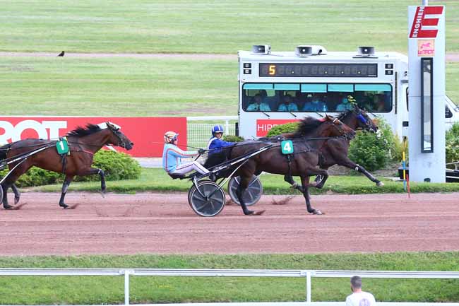 Photo d'arrivée de la course pmu PRIX DE BUENOS-AIRES à ENGHIEN le Samedi 24 juillet 2021