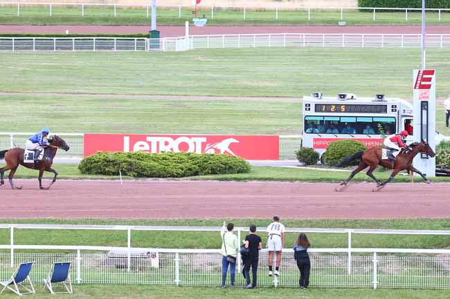 Photo d'arrivée de la course pmu PRIX DE LA PLACE D'IENA à ENGHIEN le Samedi 24 juillet 2021