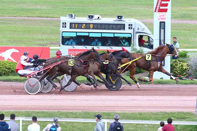 Photo d'arrivée de la course pmu PRIX D'ETAIN à ENGHIEN le Samedi 31 juillet 2021
