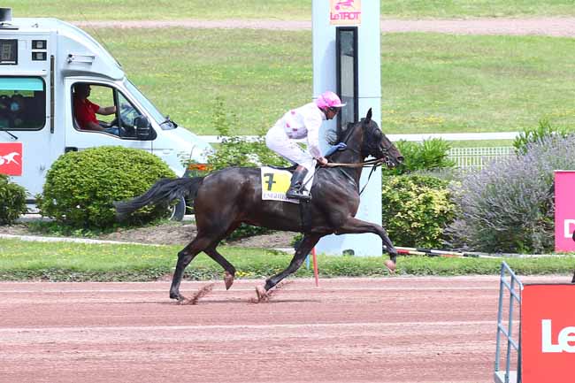 Photo d'arrivée de la course pmu PRIX DE LA BASTILLE à ENGHIEN le Dimanche 1 août 2021