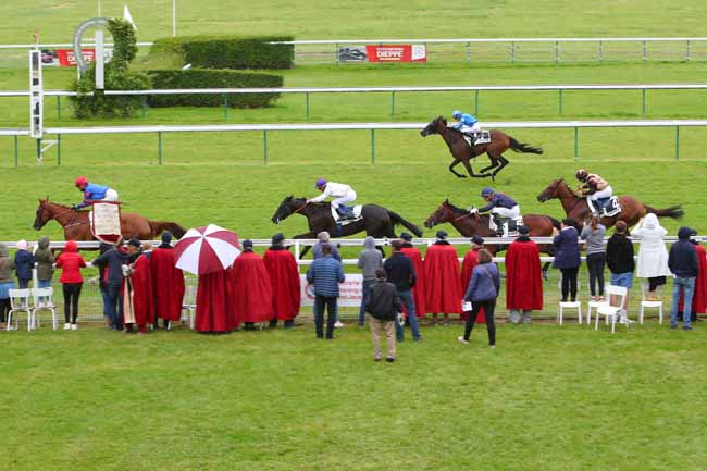 Photo d'arrivée de la course pmu PRIX CONFRERIE DES CHEVALIERS DU HARENG - COQUILLE SAINT-JACQUES (PRIX DES SARDINIERS) à DIEPPE le Lundi 2 août 2021