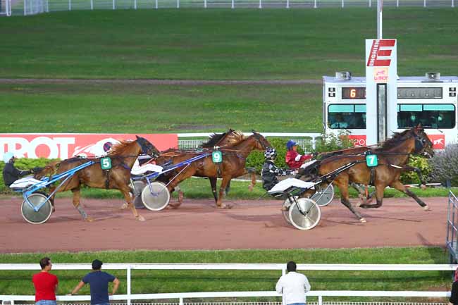 Photo d'arrivée de la course pmu PRIX DE LA GOUTTE D'OR à ENGHIEN le Mercredi 4 août 2021
