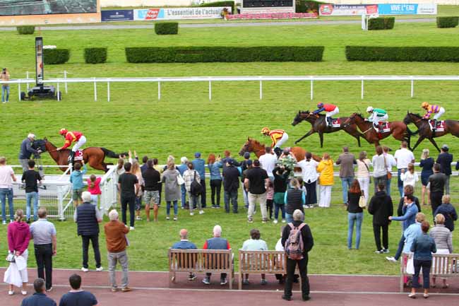 Photo d'arrivée de la course pmu PRIX EQUIBIZ (PRIX DES LUPINS) à CLAIREFONTAINE le Mercredi 4 août 2021