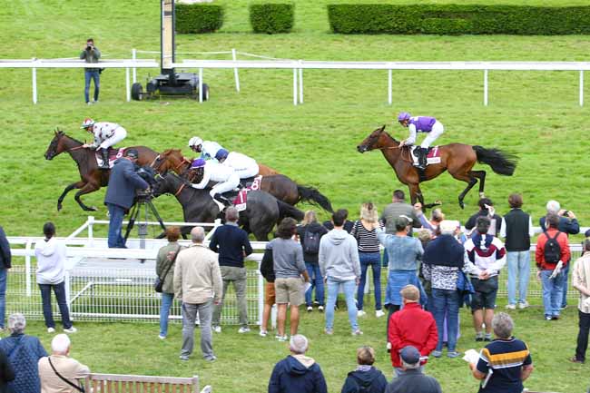 Photo d'arrivée de la course pmu PRIX SMARTURF (PRIX DES POMMIERS) à CLAIREFONTAINE le Vendredi 6 août 2021