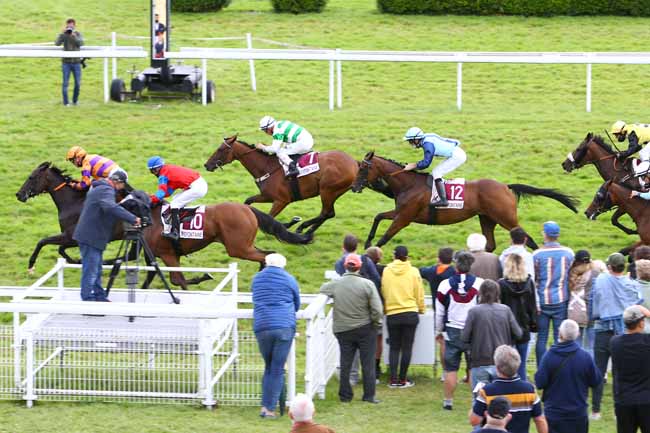 Photo d'arrivée de la course pmu PRIX MOINS DE 18 ANS PROFITEZ PLUTOT DU SPECTACLE (PRIX DES SOURCES) à CLAIREFONTAINE le Vendredi 6 août 2021