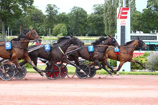 Photo d'arrivée de la course pmu PRIX HENRI CRAVOISIER à ENGHIEN le Samedi 7 août 2021