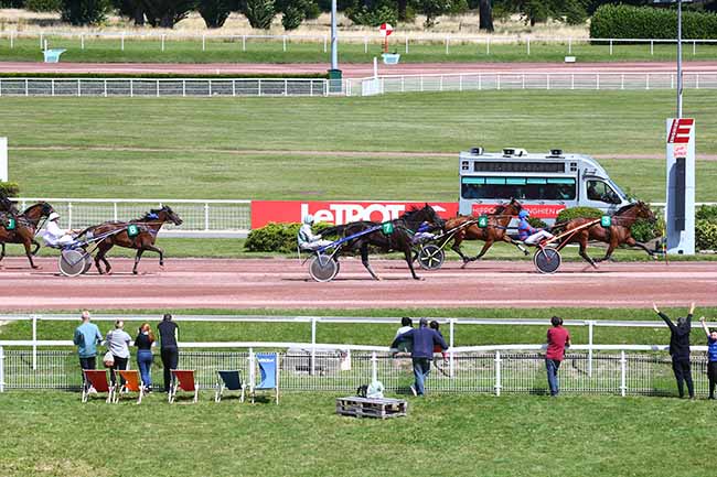 Photo d'arrivée de la course pmu PRIX CLUB HIPICO SANTIAGO - PRIX MOONLIGHT CLOUD à DEAUVILLE le Dimanche 8 août 2021
