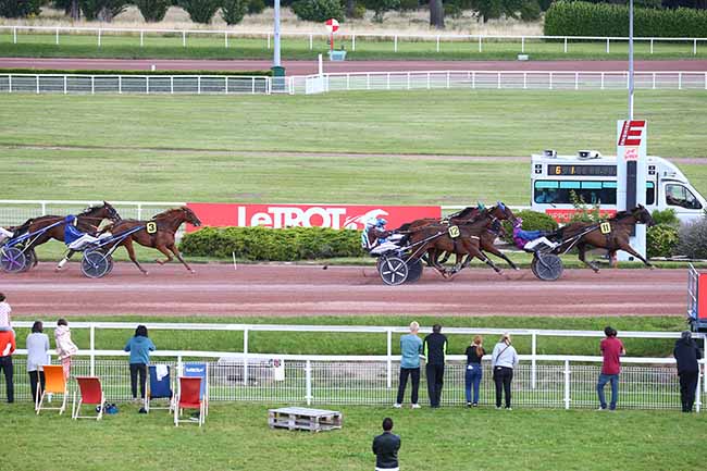 Photo d'arrivée de la course pmu PRIX DE MORANGIS à ENGHIEN le Dimanche 8 août 2021