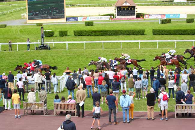 Photo d'arrivée de la course pmu PX DE LA CARICATURE HUMORISTIQUE PAR JOYEUX (PRIX DE BLANGY-LE-CHATEAU) à CLAIREFONTAINE le Lundi 9 août 2021