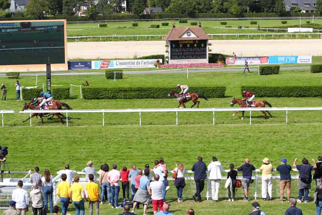 Photo d'arrivée de la course pmu PRIX AUDIOTEL 08 99 70 98 98 (PRIX DES YPREAUX) à CLAIREFONTAINE le Lundi 9 août 2021