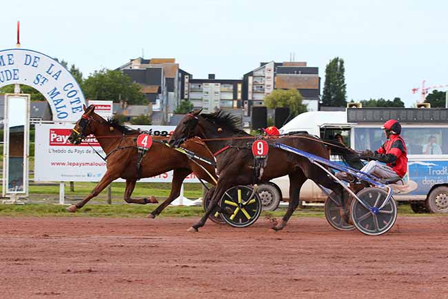 Photo d'arrivée de la course pmu PRIX DU PRESIDENT MAURICE DE FOLLEVILLE à SAINT MALO le Mercredi 11 août 2021