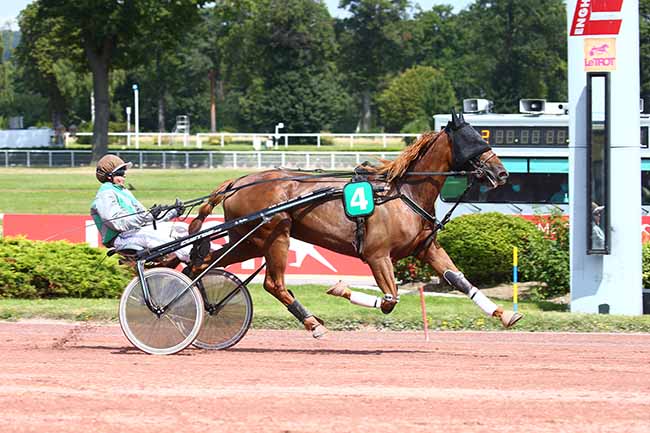 Photo d'arrivée de la course pmu PRIX DE LA PLAINE MONCEAU à ENGHIEN le Dimanche 15 août 2021