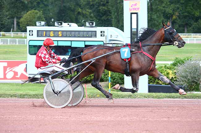 Photo d'arrivée de la course pmu PRIX DES TERNES à ENGHIEN le Dimanche 15 août 2021
