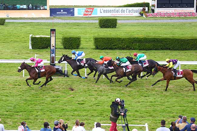 Photo d'arrivée de la course pmu PRIX VILLE DE HONFLEUR (PRIX D'HEROUVILLETTE) à CLAIREFONTAINE le Lundi 16 août 2021