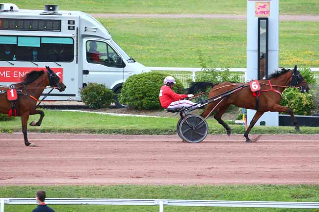 Photo d'arrivée de la course pmu PRIX DE JOUY-EN-JOSAS à ENGHIEN le Mardi 17 août 2021