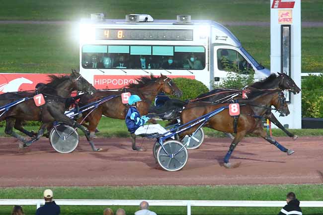 Photo d'arrivée de la course pmu PRIX VILLE DE SOISY-SOUS-MONTMORENCY à ENGHIEN le Mercredi 18 août 2021