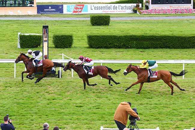 Photo d'arrivée de la course pmu PRIX CEZANNE TATTOO INK (PRIX DE LA POINTE DU HOC) à CLAIREFONTAINE le Mercredi 18 août 2021