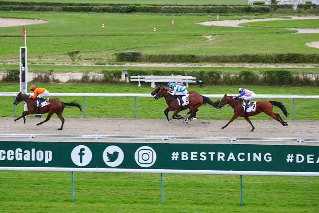 Photo d'arrivée de la course pmu PRIX RMC FOOTBALL SHOW - PRIX DU MONT CANISY à DEAUVILLE le Jeudi 19 août 2021