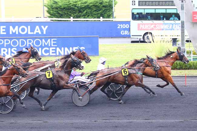 Photo d'arrivée de la course pmu PRIX DE MOLAY à PARIS-VINCENNES le Samedi 21 août 2021