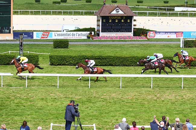 Photo d'arrivée de la course pmu PRIX DE LA COMPETITION (PRIX DE LA RISLE) à CLAIREFONTAINE le Lundi 23 août 2021