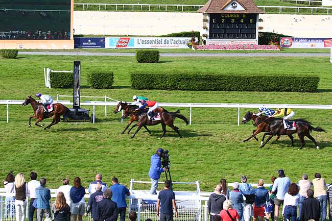 Photo d'arrivée de la course pmu PRIX DU PUBLIC DE LA VILLE DE DEAUVILLE (PRIX DES COLCHIQUES) à CLAIREFONTAINE le Lundi 23 août 2021