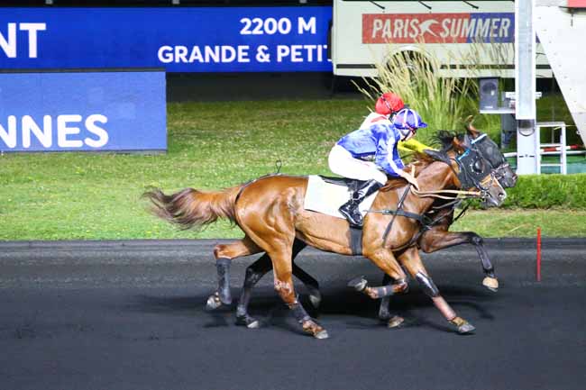 Photo d'arrivée de la course pmu PRIX DE CHATEAUMEILLANT à PARIS-VINCENNES le Mercredi 25 août 2021