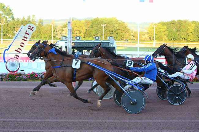 Photo d'arrivée de la course pmu PRIX D'ARGENTAN à CABOURG le Vendredi 27 août 2021