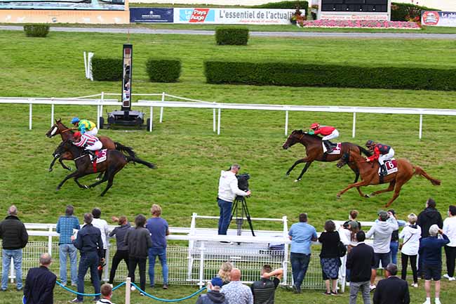 Photo d'arrivée de la course pmu PRIX IPROTEC EXTINCTEURS à CLAIREFONTAINE le Vendredi 27 août 2021
