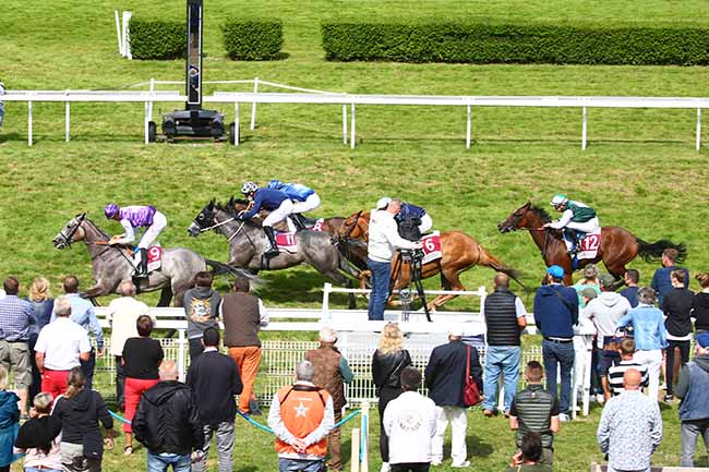 Photo d'arrivée de la course pmu PRIX DES COEURS TOTEM DE XAVIER BERTIN à CLAIREFONTAINE le Vendredi 27 août 2021
