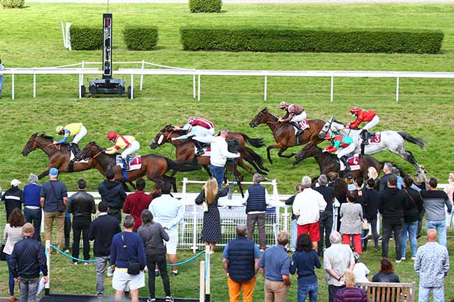 Photo d'arrivée de la course pmu PRIX SOCIETE HAVRAISE DE PROTECTION DES ANIMAUX à CLAIREFONTAINE le Vendredi 27 août 2021