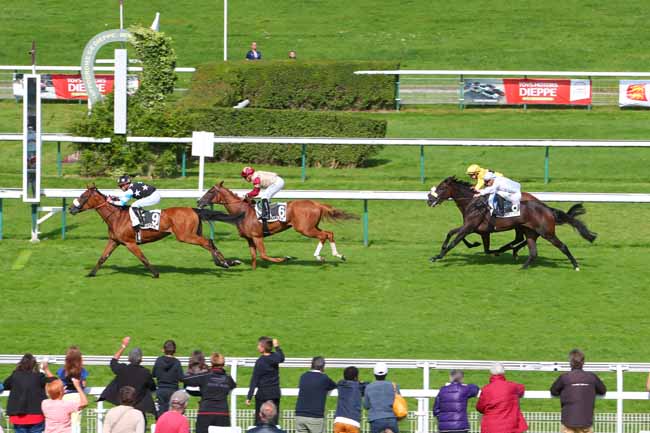 Photo d'arrivée de la course pmu PRIX OSCAR WILDE à DIEPPE le Mardi 31 août 2021