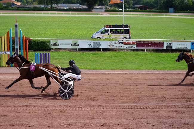 Photo d'arrivée de la course pmu PRIX DE LA PRESSE D'ENDOUMINGUE à BEAUMONT DE LOMAGNE le Lundi 13 septembre 2021